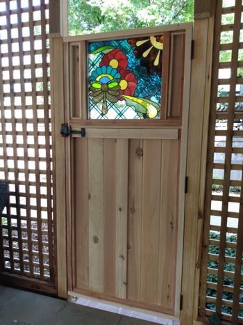 stained_glass_in_an_outside_gate